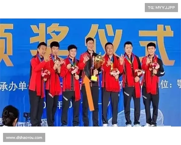 荣誉时刻奖杯合影见证辉煌时刻拼搏与荣耀的完美呈现